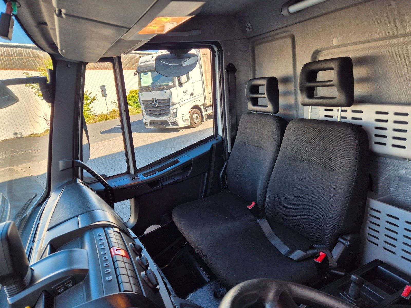 Fahrzeugabbildung Iveco Eurocargo 75-210/P LBW 1.000kg 3 Sitze Klima