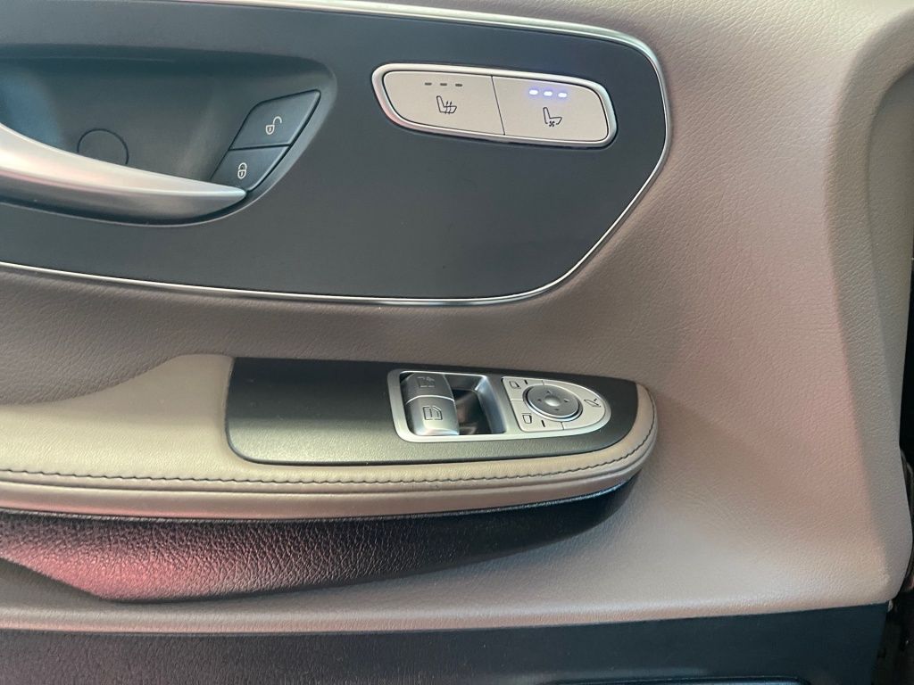 Fahrzeugabbildung Mercedes-Benz V 300 d EAV/K Airmatic, AHK, Navi,STHZ, Sitzbel.