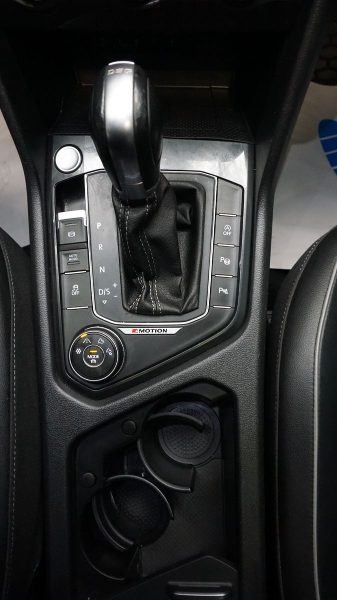 Fahrzeugabbildung Volkswagen Tiguan 4Motion R line *PANO*KAMERA*PERLMUTT*