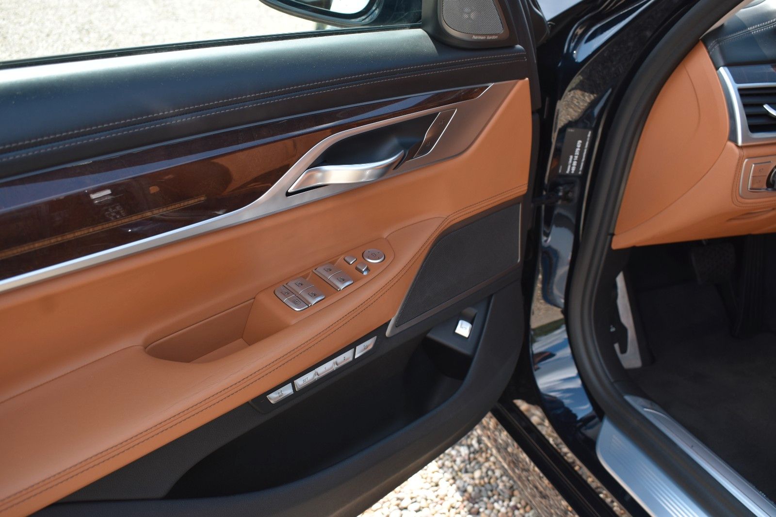 Fahrzeugabbildung BMW 750i xDrive M Sport Gestik Applecar H&K Garantie