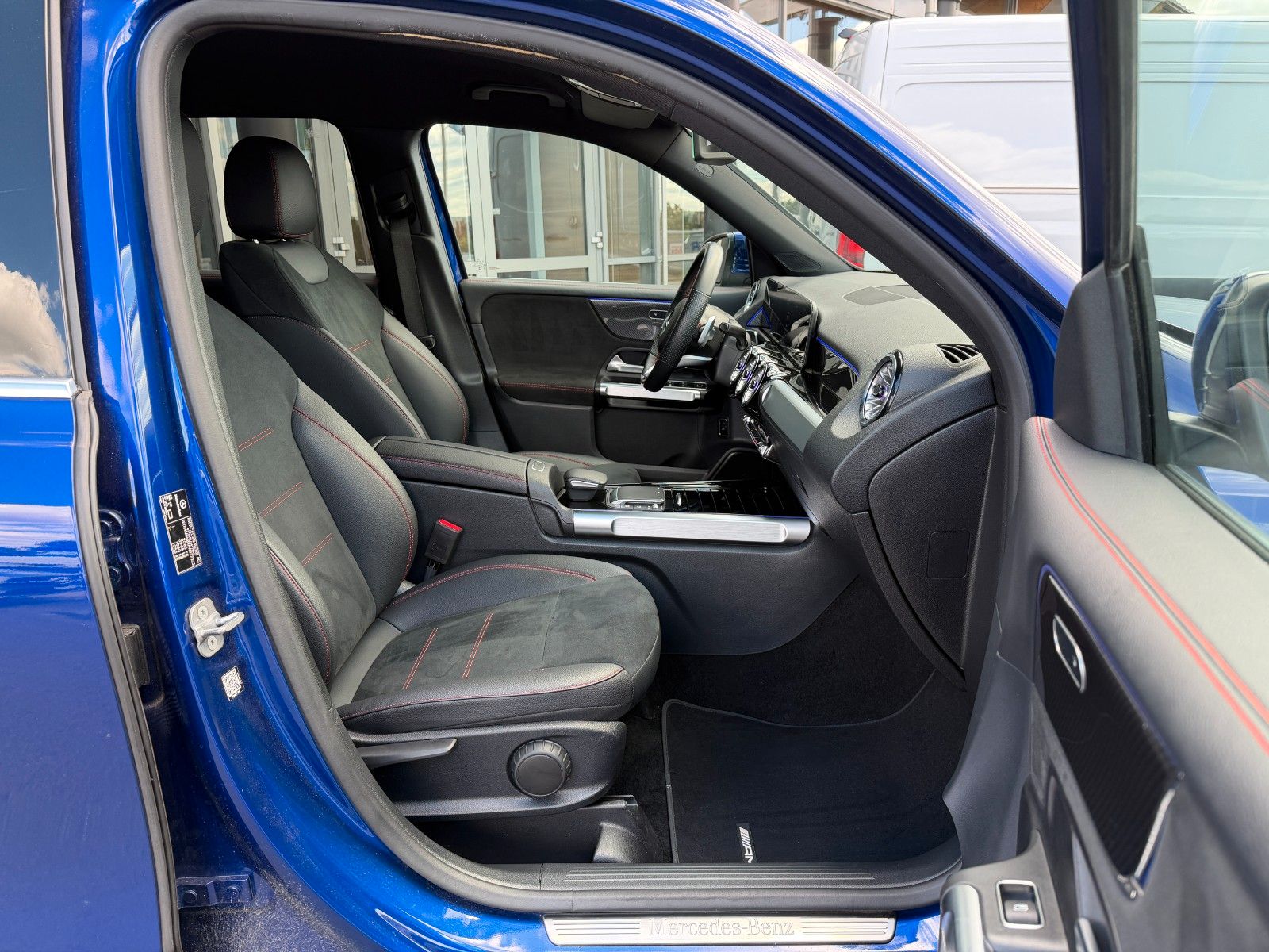 Fahrzeugabbildung Mercedes-Benz GLB 200 AMG MBUX+AMBIENTE+R-Kamera+Carbon+ALARM