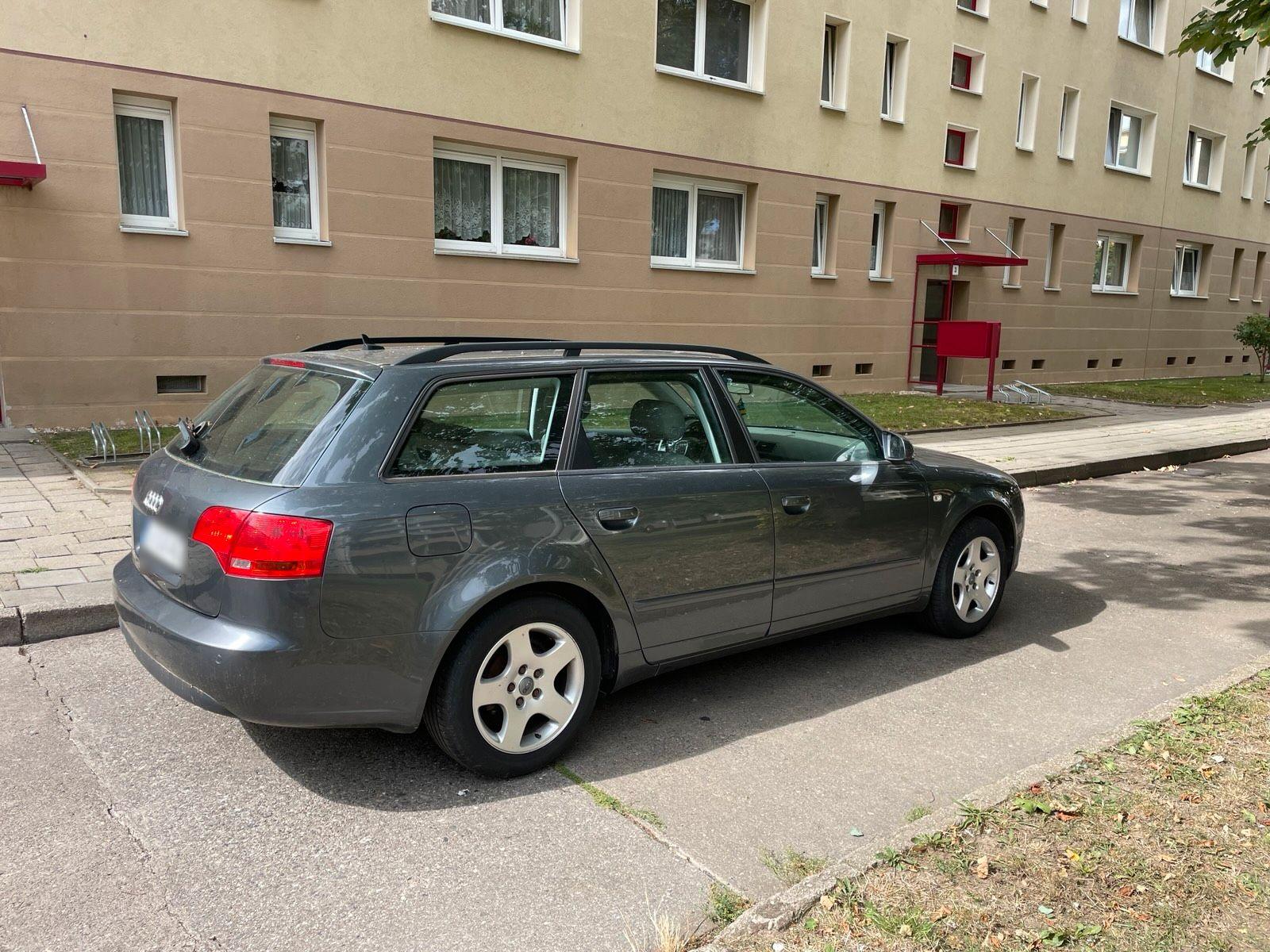 Audi A4 2006 — салон