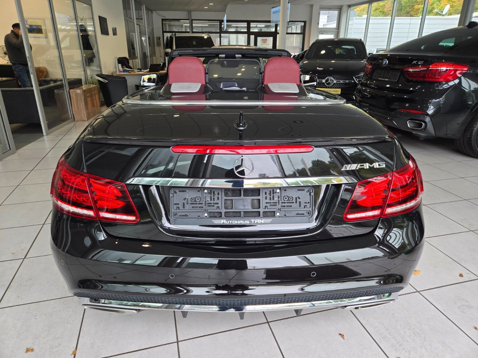 Fahrzeugabbildung Mercedes-Benz E 220 BlueEfficiency* AMG LINE * SCHWARZ / ROT *