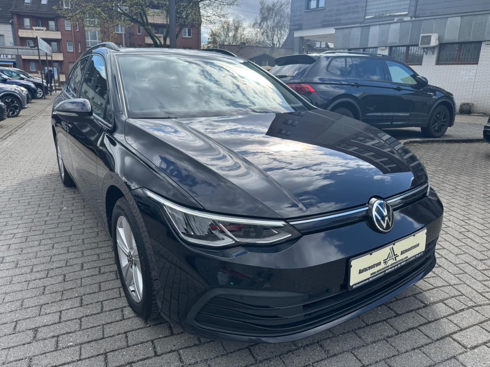 Volkswagen Golf VIII  ACC Panorama PDC App Conect 1. Hand