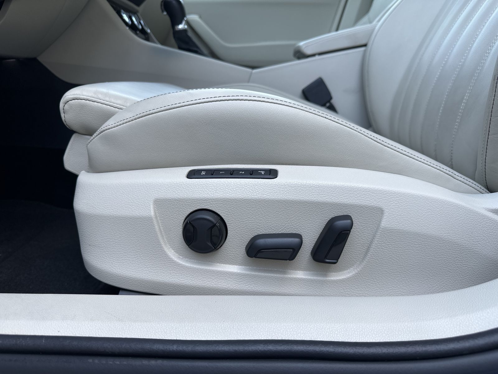Fahrzeugabbildung SKODA Superb Combi L&K NAV+MATRIX+ACC+PANO+CANTON+DCC