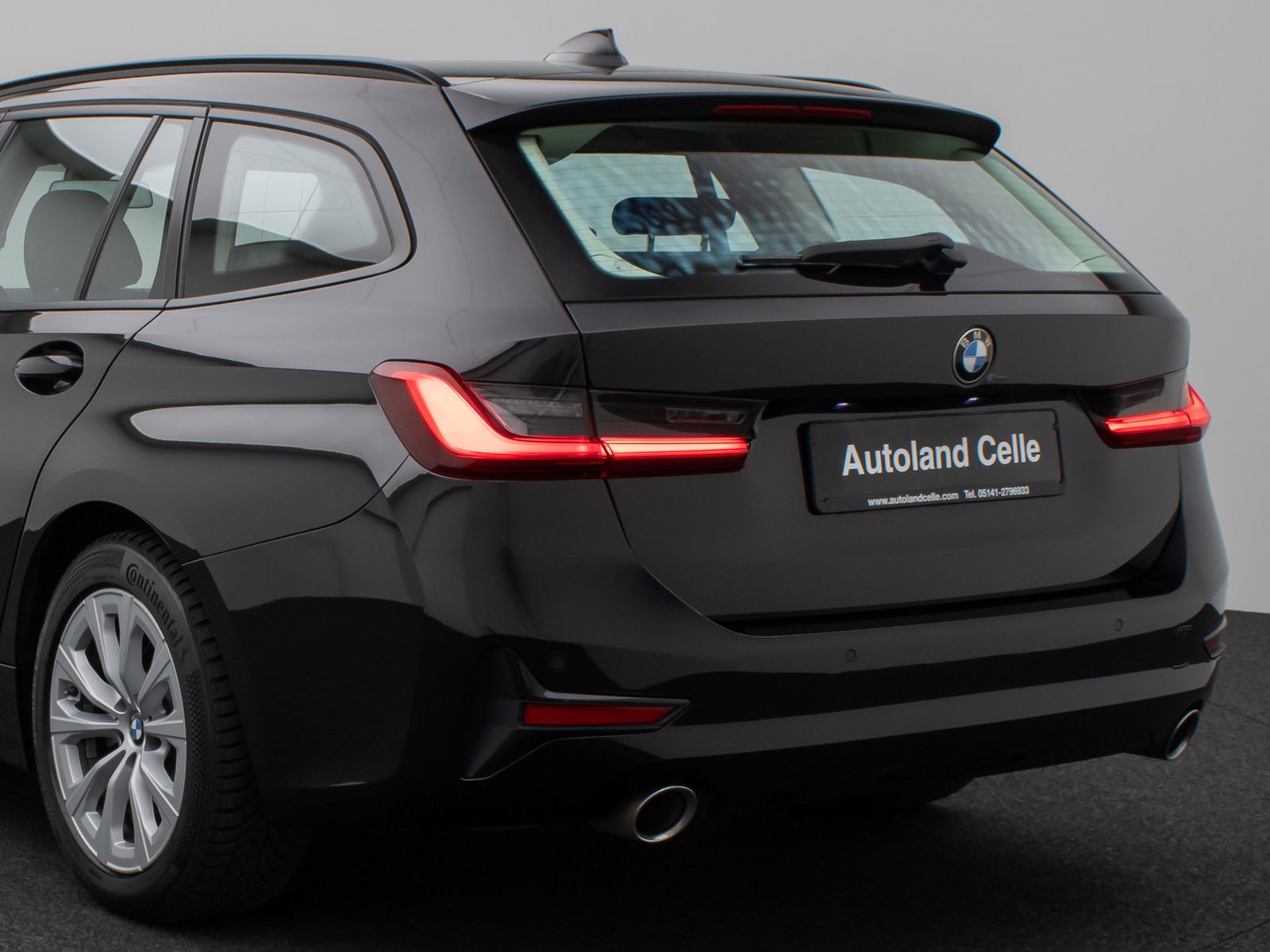 Fahrzeugabbildung BMW 330i HUD DAB CockPitPro DrivAssist PDC LED Alarm