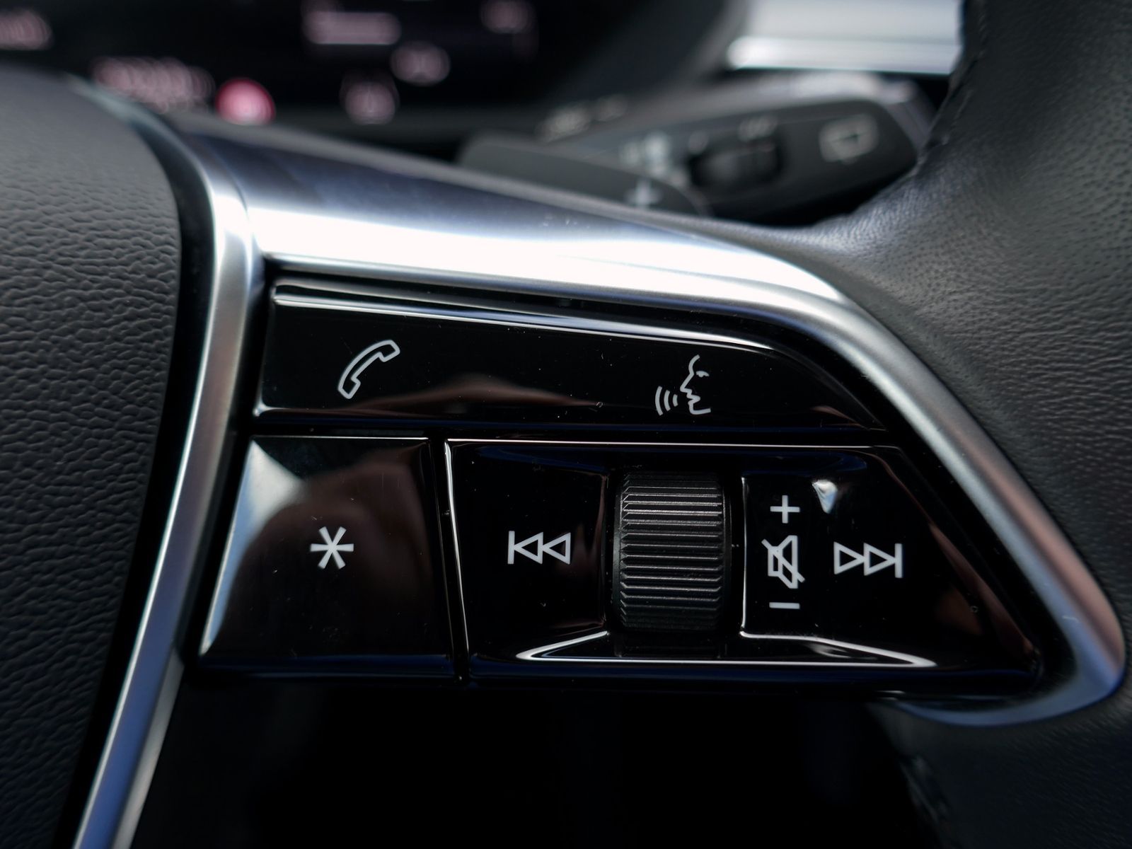 Fahrzeugabbildung Audi e-tron advanced 55 quattro 300kW | LED RFK CCS