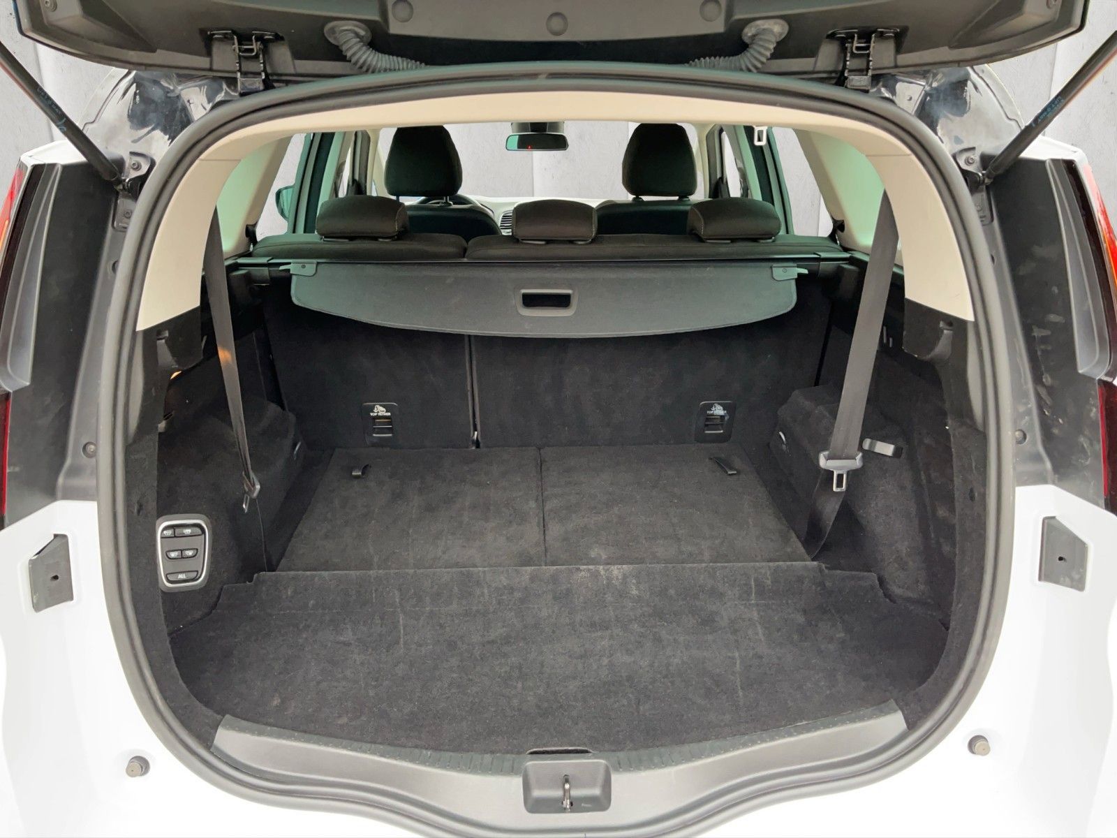 Fahrzeugabbildung Renault Grand Scenic TCE 140*7-Sitzer*Navi*