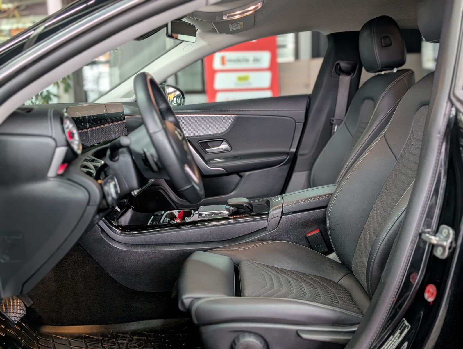 Fahrzeugabbildung Mercedes-Benz CLA 220 d SB MULTIBEAM LEDER DISTR HIGHEND 18