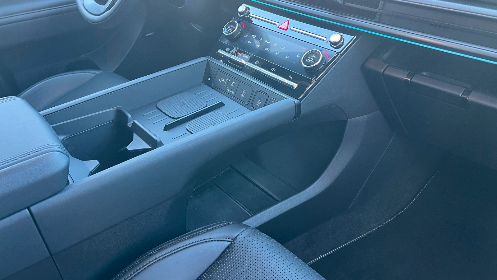 Fahrzeugabbildung Hyundai SANTA FE 1.6T-GDI HEV Blackline *Standhzg*AHK*