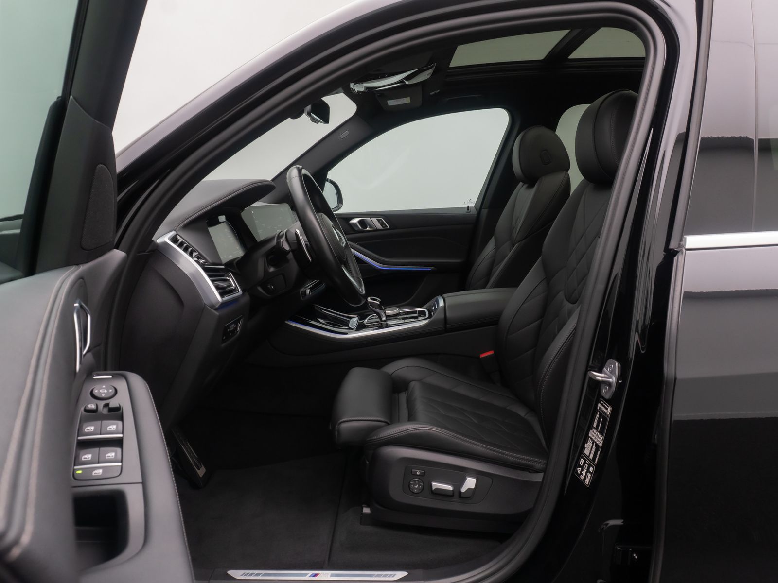Fahrzeugabbildung BMW X5 xD30d M Sport Panorama 360°HUD DAB HiFi AHK