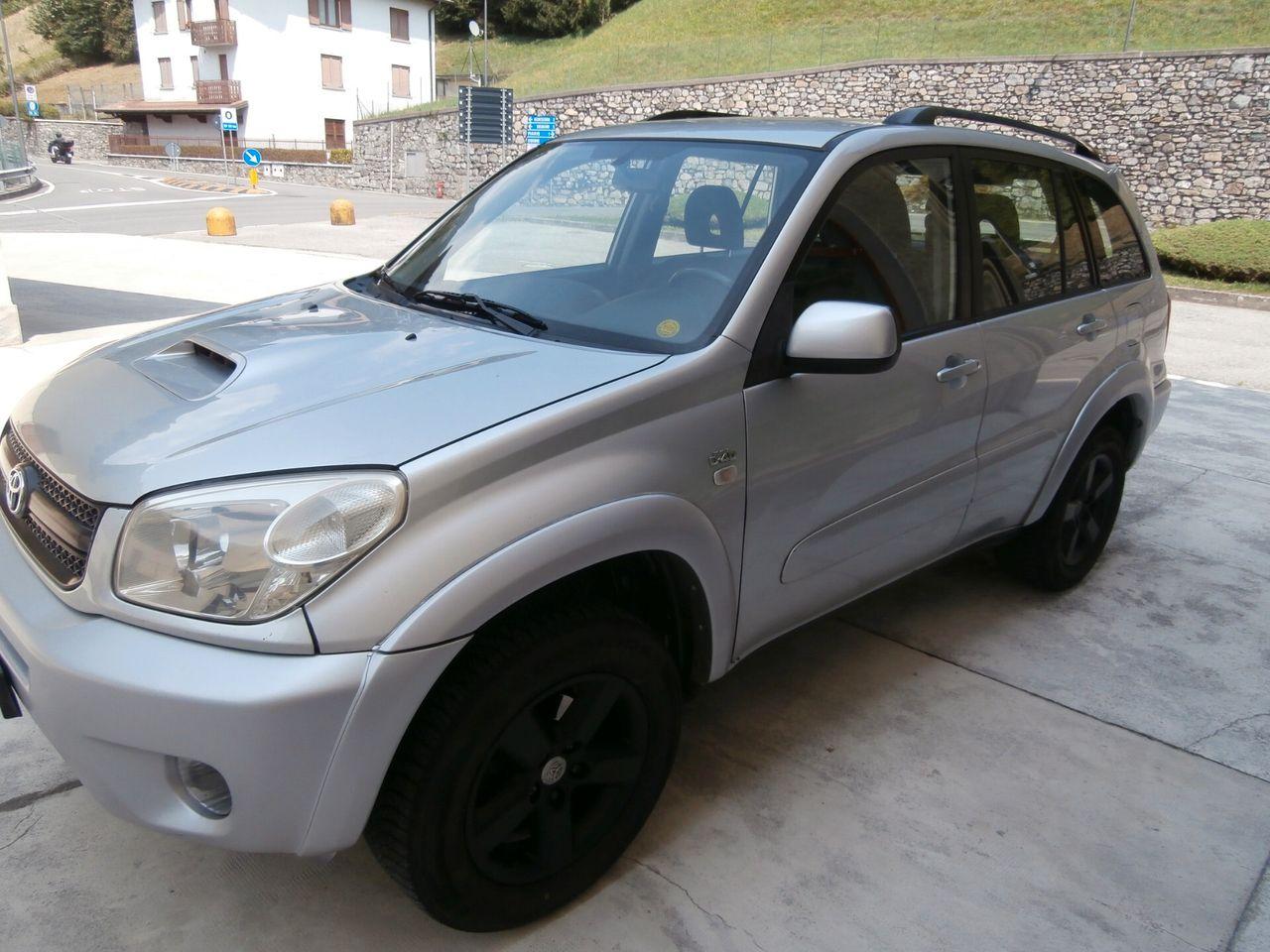 Toyota RAV4 2004 — interior