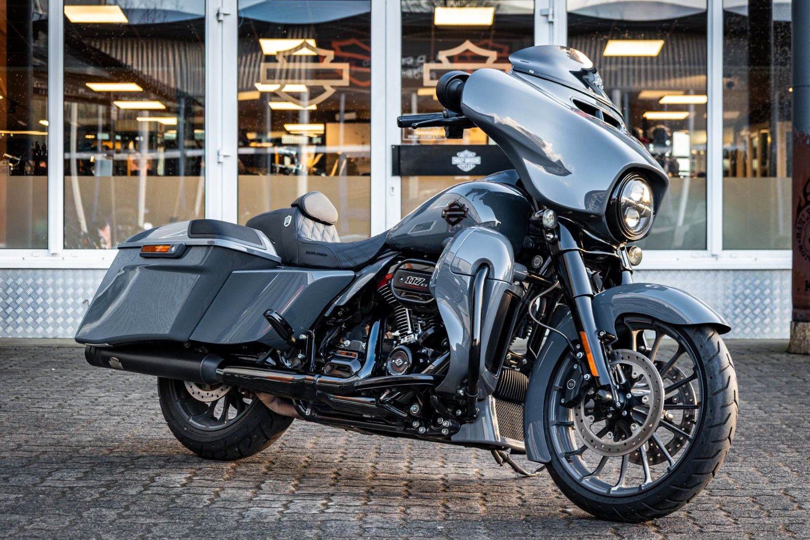 Fahrzeugabbildung Harley-Davidson FLHXSE CVO STREET GLIDE 117 cui - Jekill -