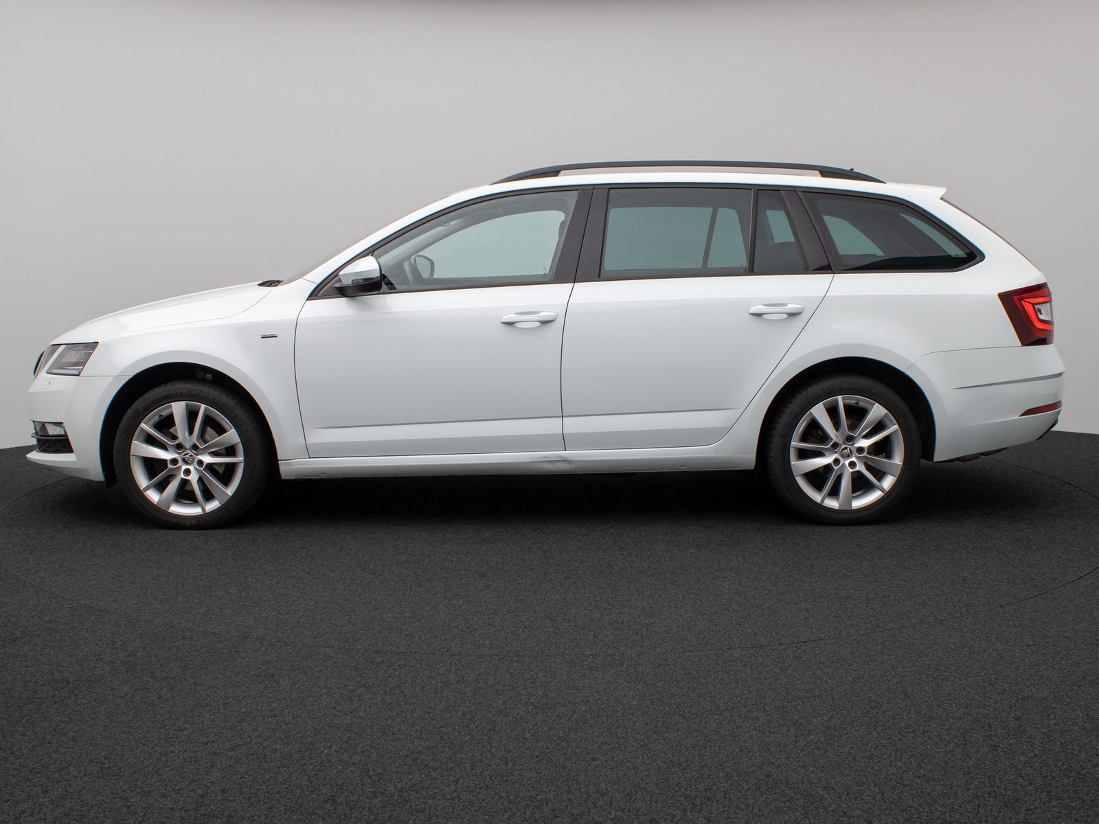 Fahrzeugabbildung SKODA Octavia Combi Clever 4x4 Aut. Panorama AHK 8Fach