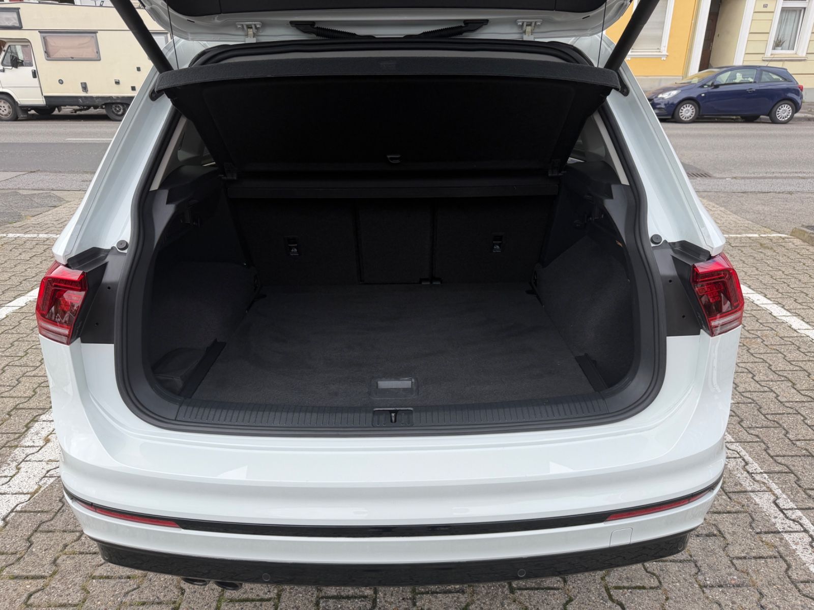 Fahrzeugabbildung Volkswagen Tiguan R-LINE 4Motion LED NAVI KAM. ACC SCHECKH.