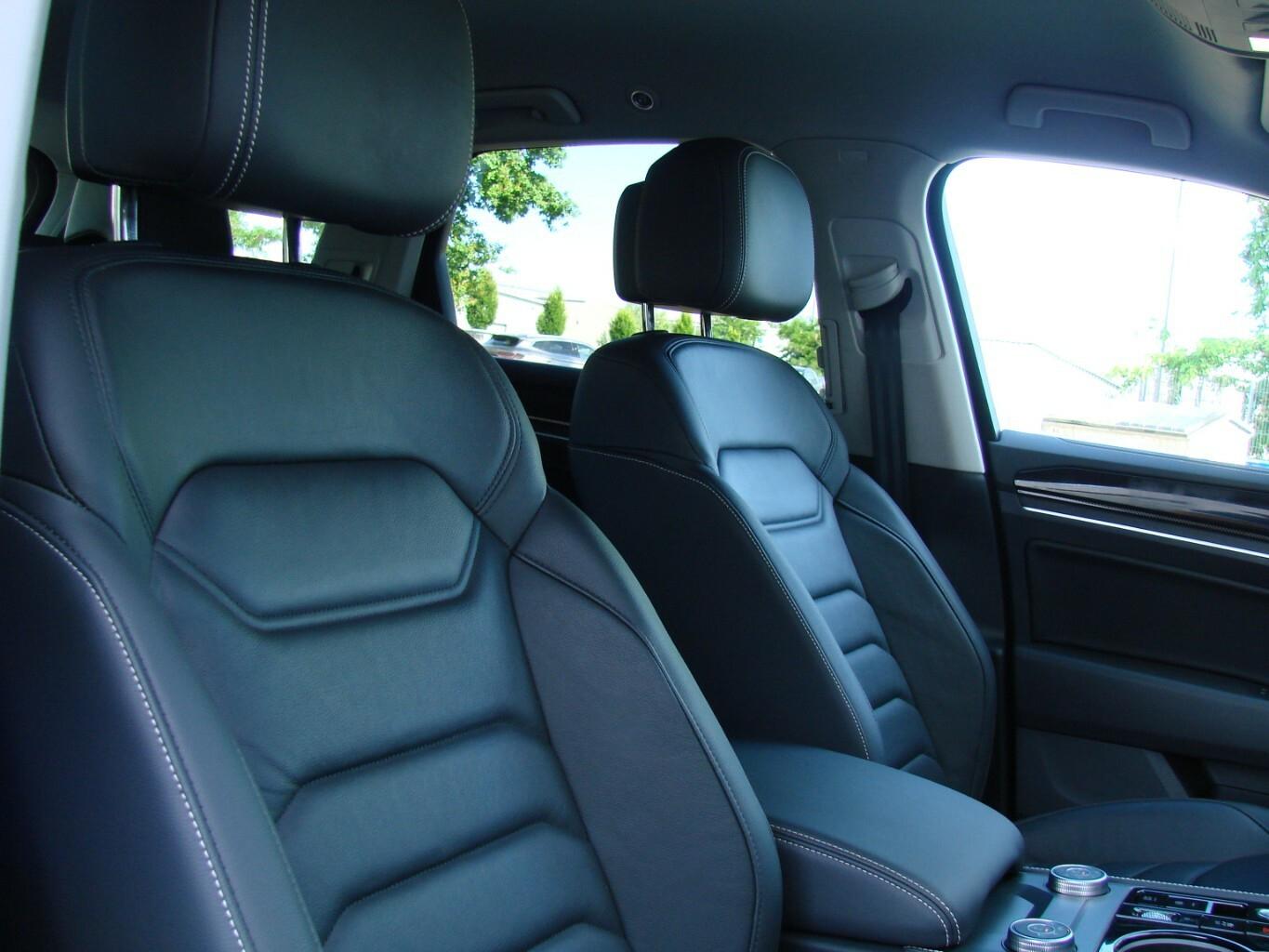 Volkswagen Touareg 3.0TDi Black Style 4M ACC LED AHK Luftfe