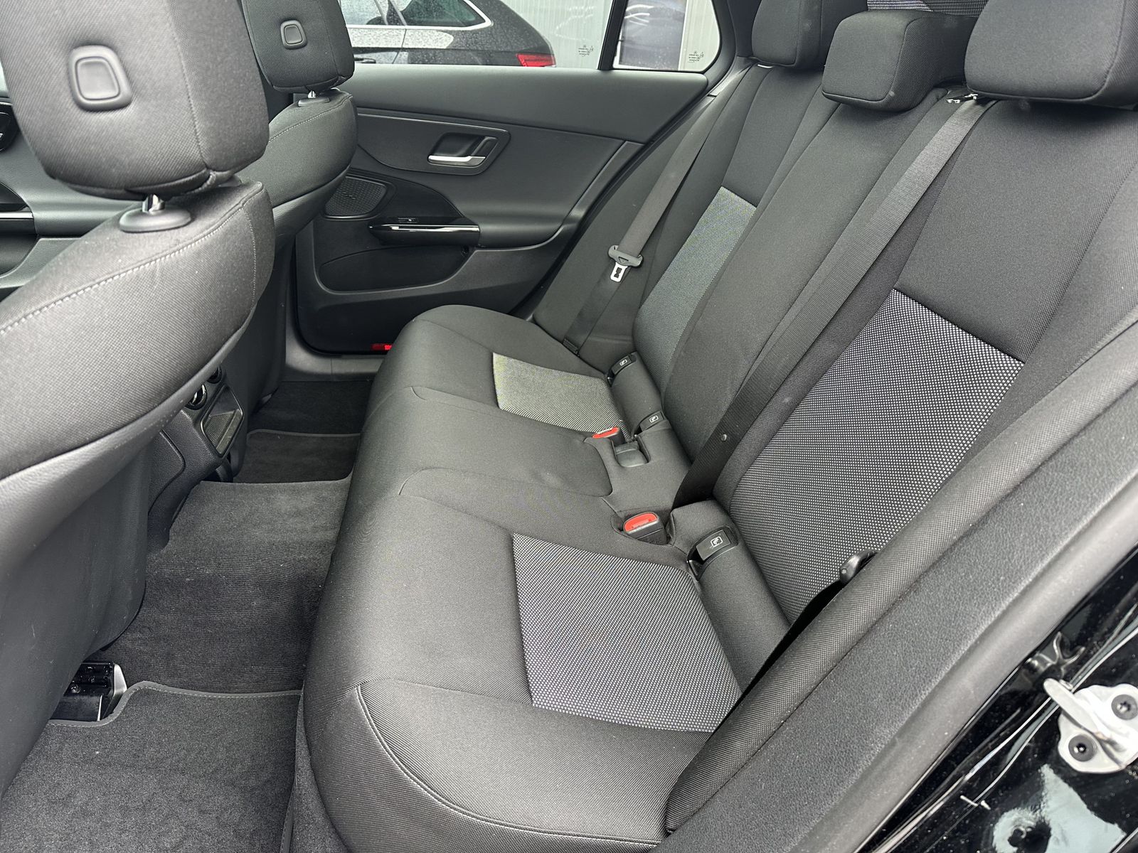 Fahrzeugabbildung Mercedes-Benz C 180 T Avantgarde NAV+LED+KAM+PANO+AHK+VCOCKPIT