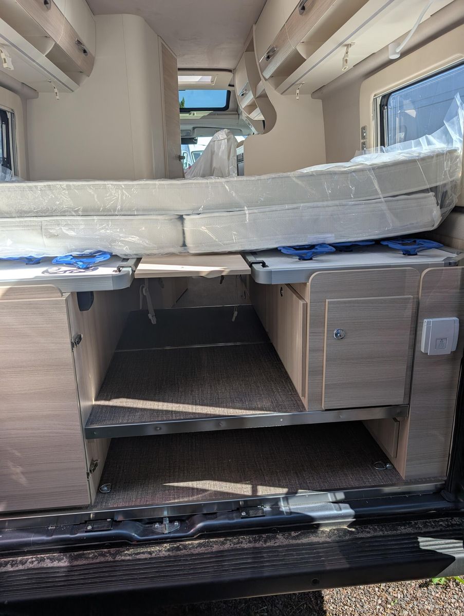 Fahrzeugabbildung Eura Mobil Van V 635 EB  Captain-Chair- Sitze, Skyroof, RFK