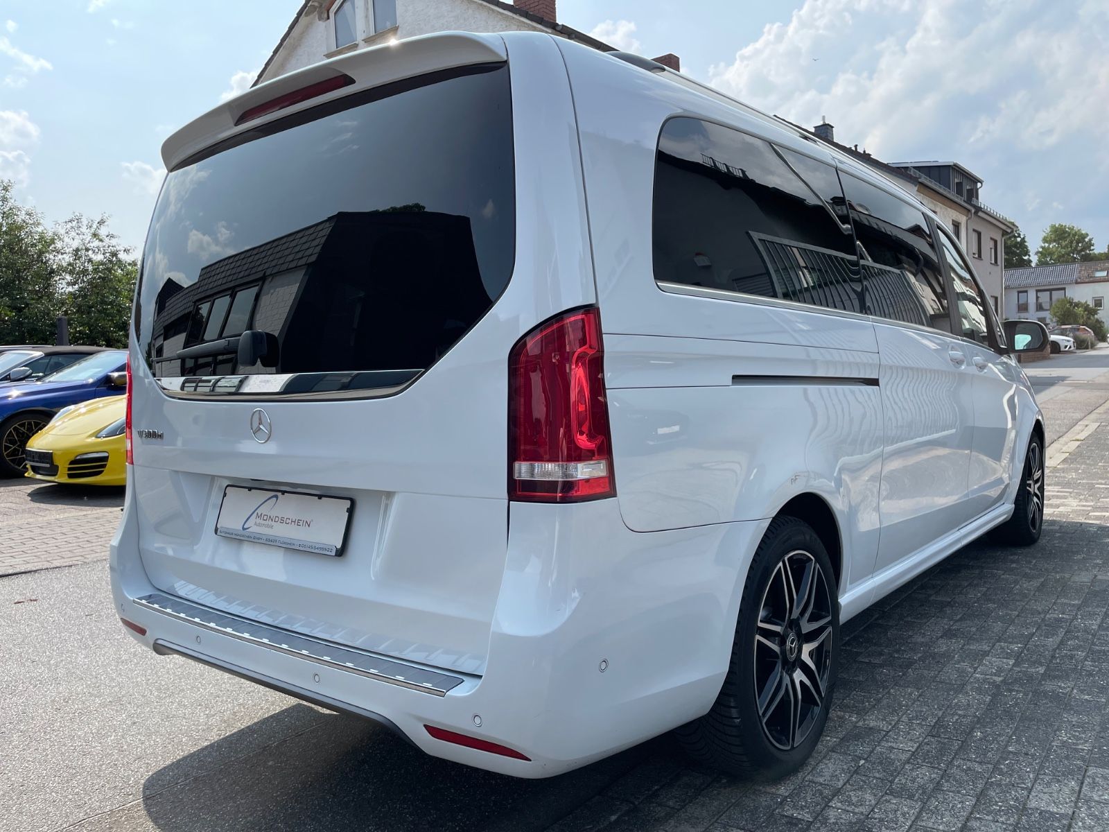 Fahrzeugabbildung Mercedes-Benz V 300 d Lang Avantgarde AMG-Line |Burmester|360°