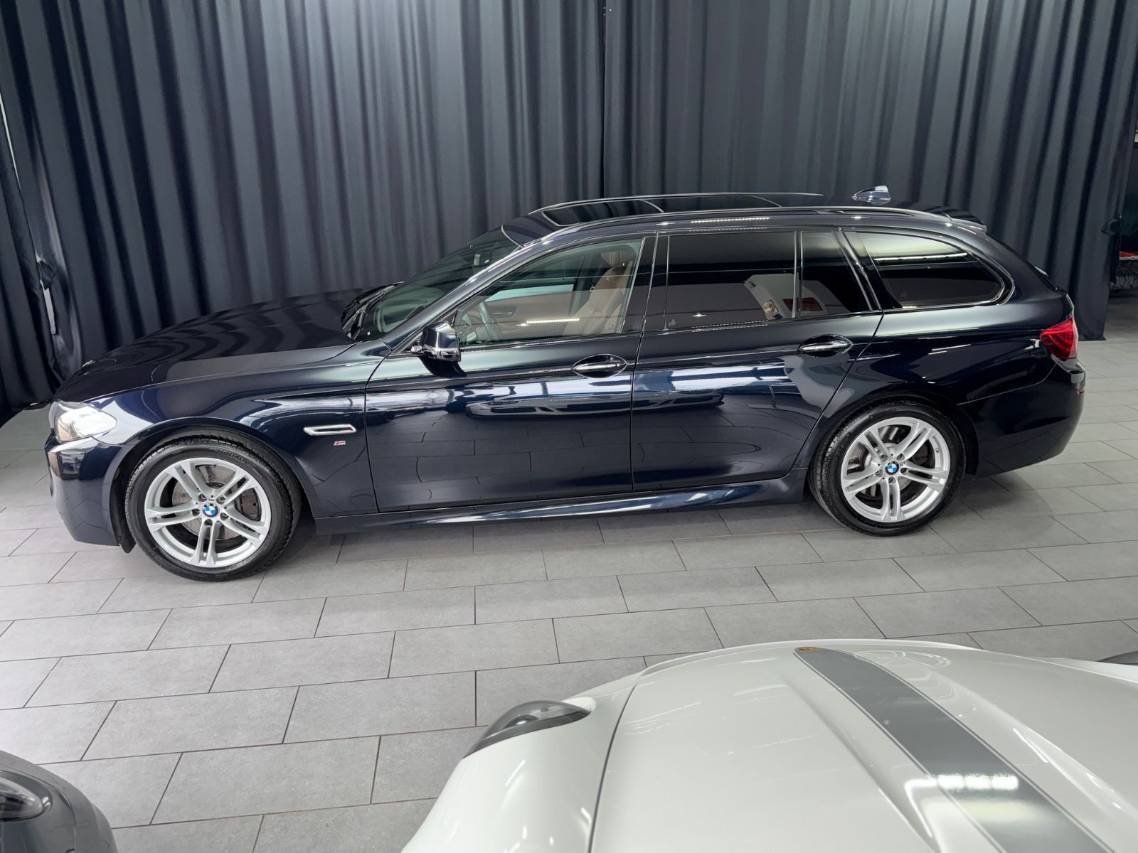 Fahrzeugabbildung BMW 535 d xDrive Touring|KOMFORTSITZE|PANO|M-PAKET|