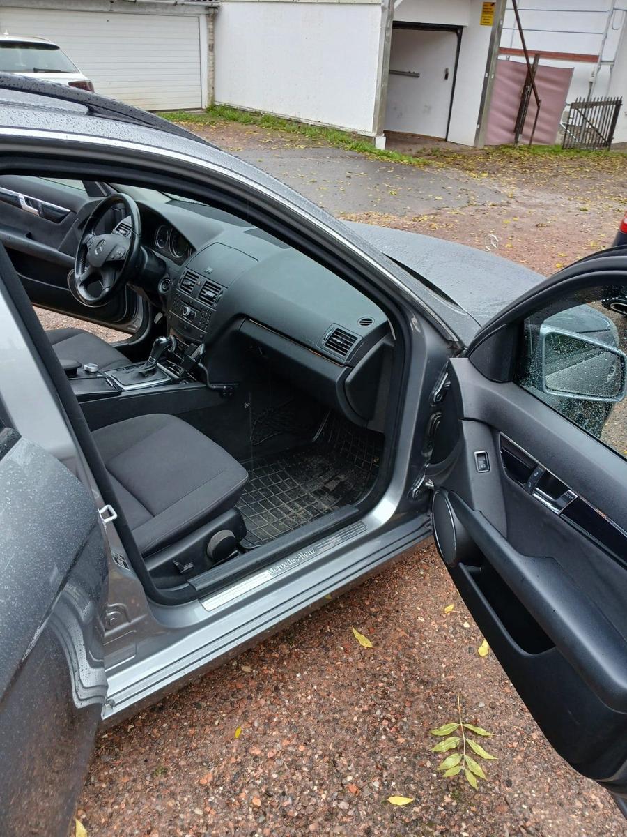 Mercedes-Benz C200 2010 — photo 10