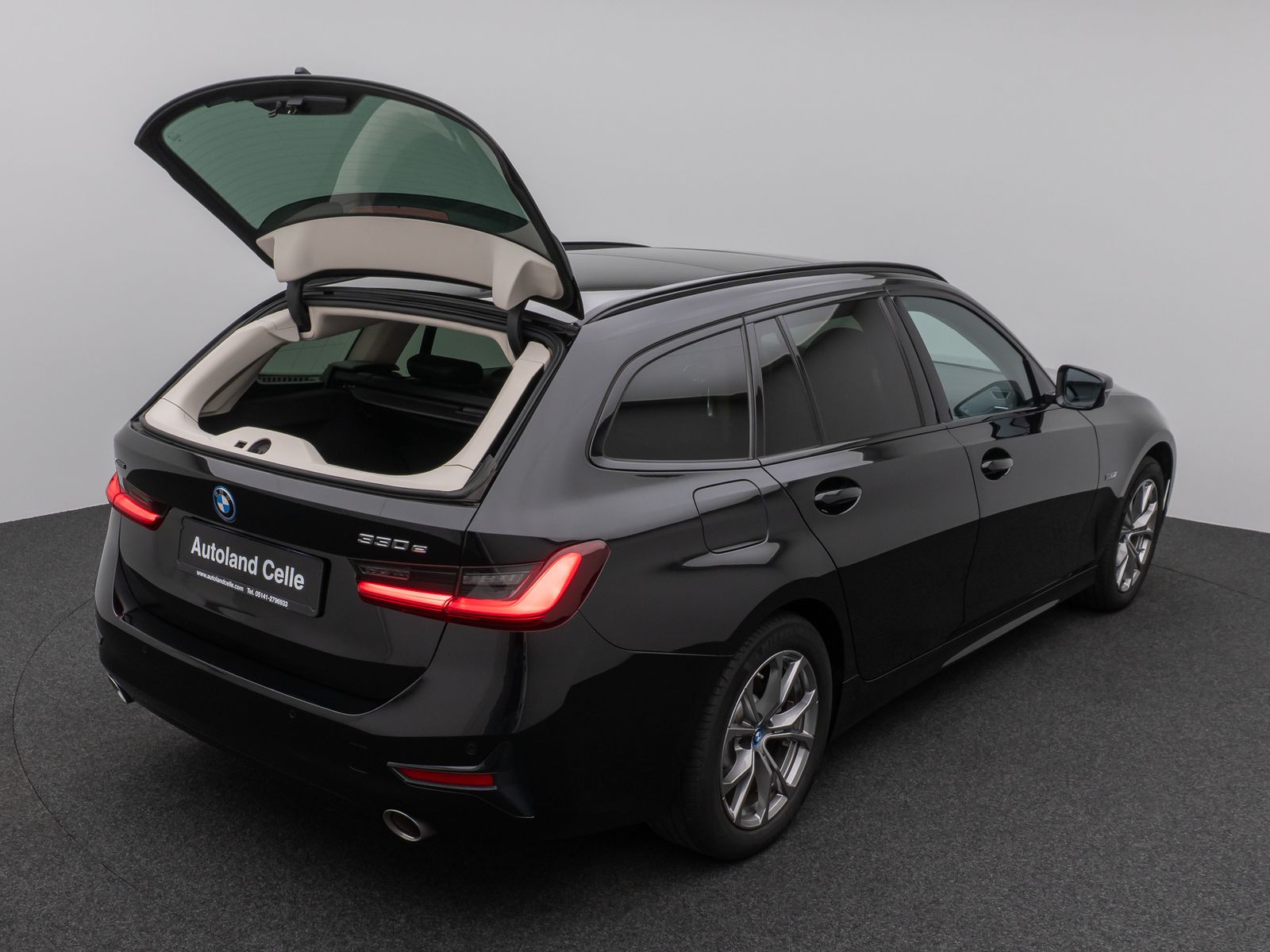 Fahrzeugabbildung BMW 330e xD Sport Line Panorama DAB HiFi Stop&Go AHK
