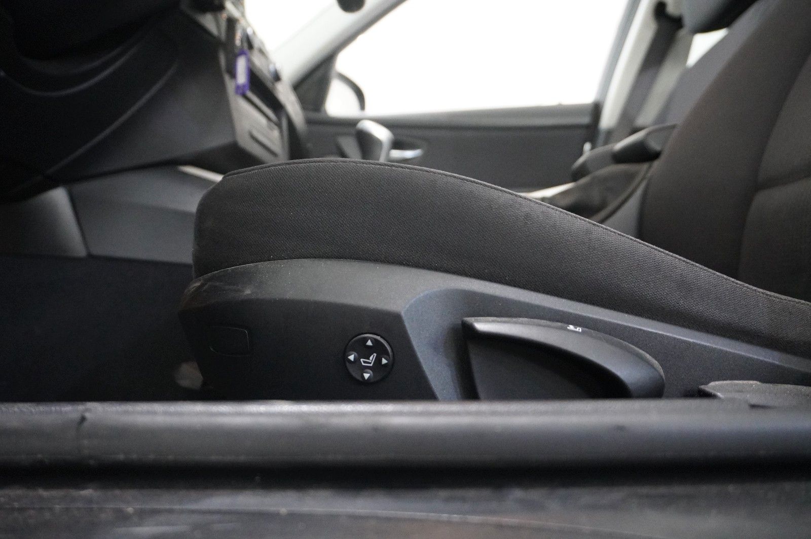 Fahrzeugabbildung BMW 320i TOURING NAVI/BI-XENON/SHZ/PDC/PANO./SH/TEMP