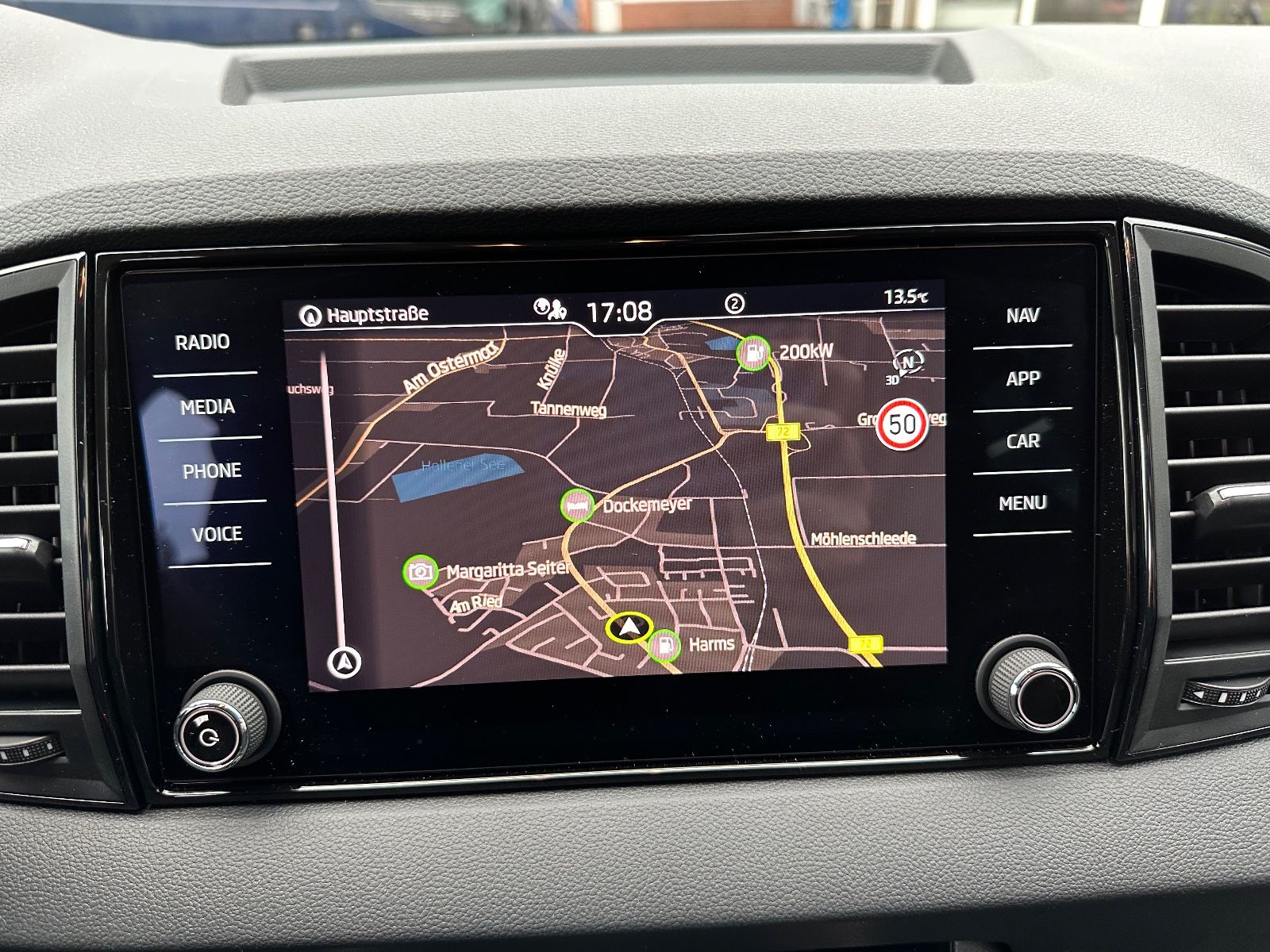 Fahrzeugabbildung SKODA Karoq 1.5 TSI Selection DSG AHK/Navi/ACC/LED/SHZ