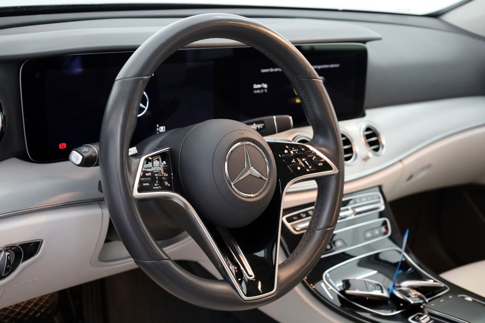 Fahrzeugabbildung Mercedes-Benz E 220d 4M T Leder,Navi,LED,SH+Standhzg.,360°Kam.