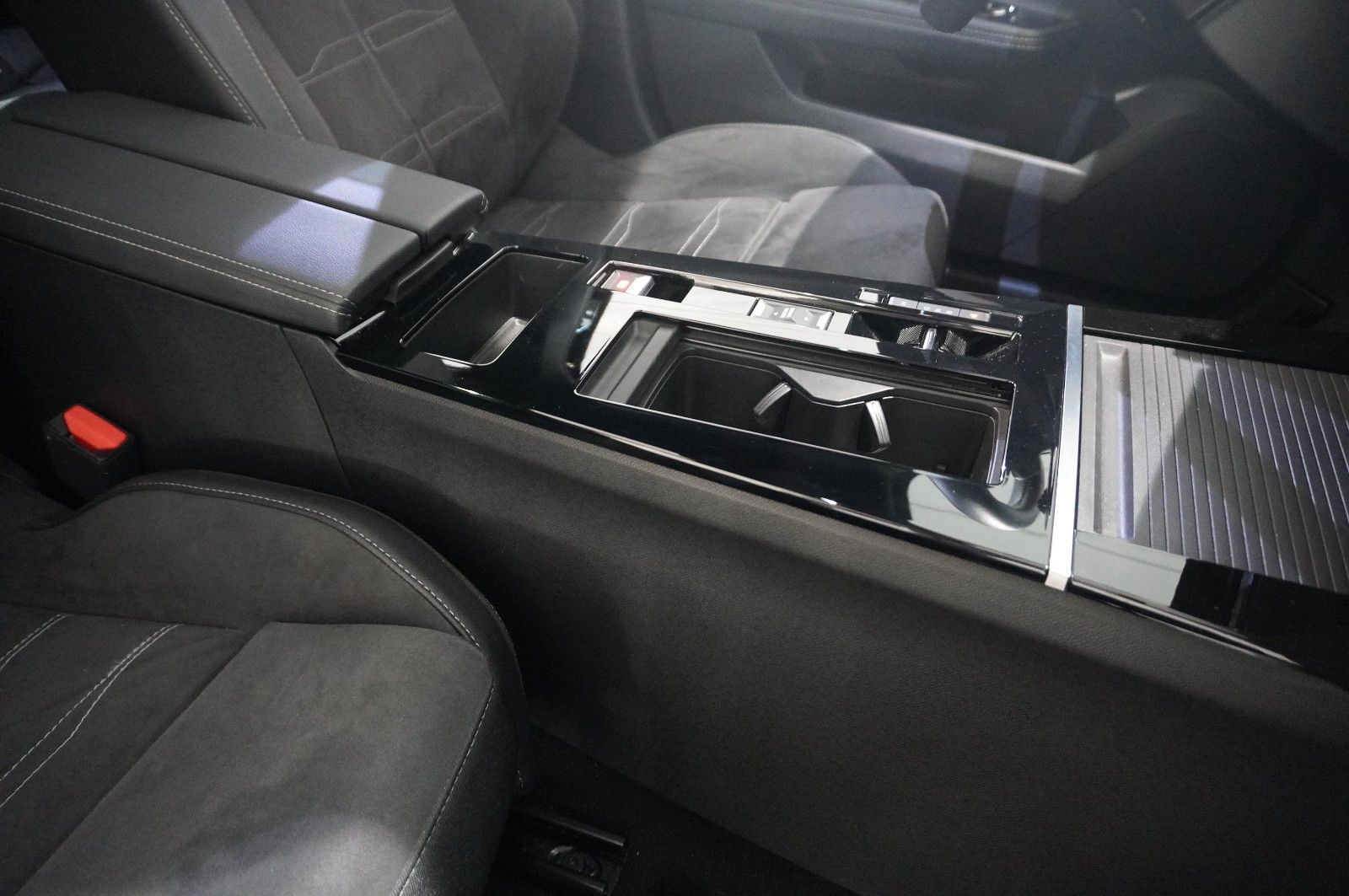 Fahrzeugabbildung Opel Astra L ST 1.2T ULTIMATE NAVI/LED/360°/HUD/AHK