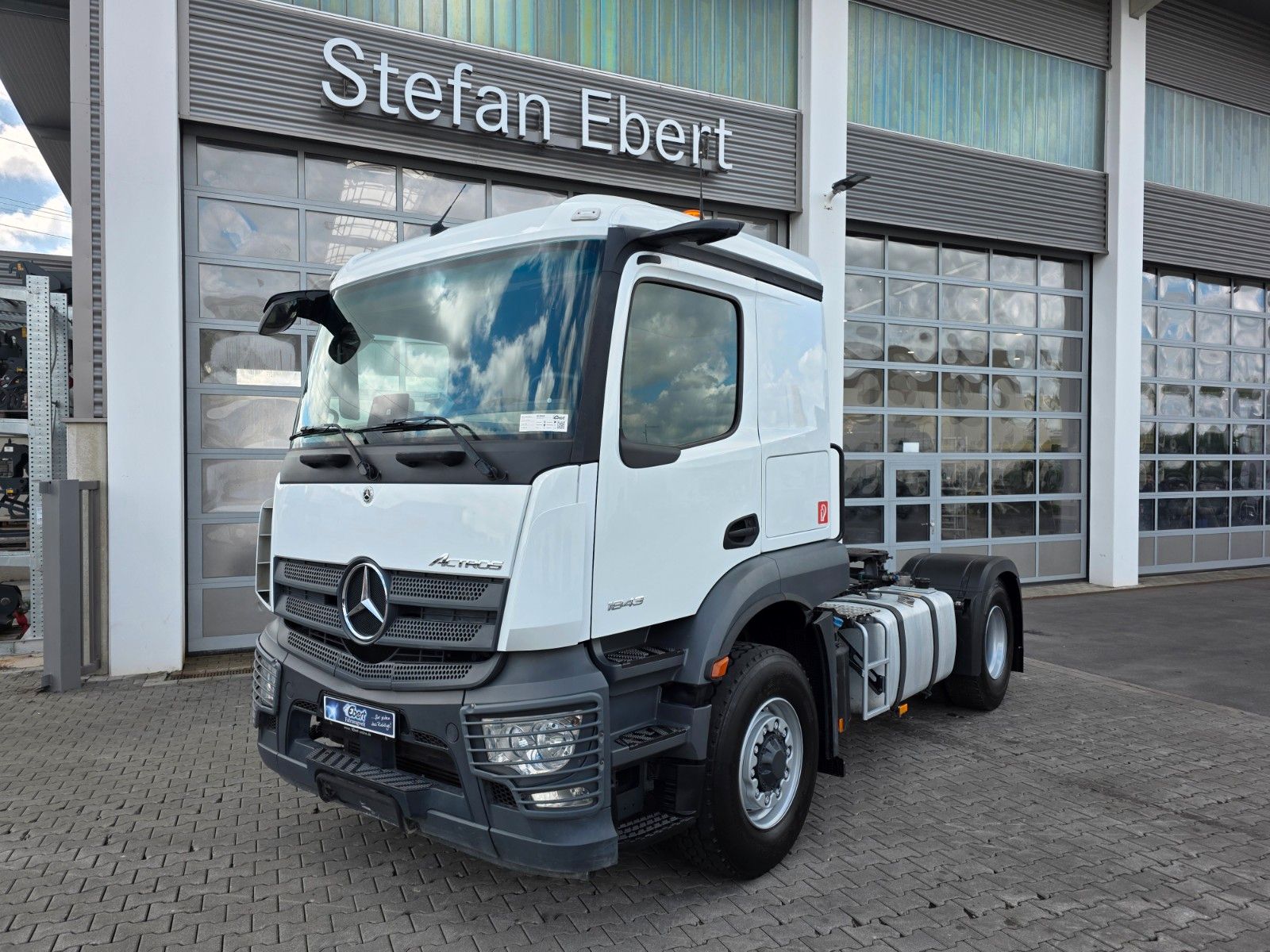 Fahrzeugabbildung Mercedes-Benz Actros 1843 LS 4x4 HAD Kipphydraulik 4 STÜCK