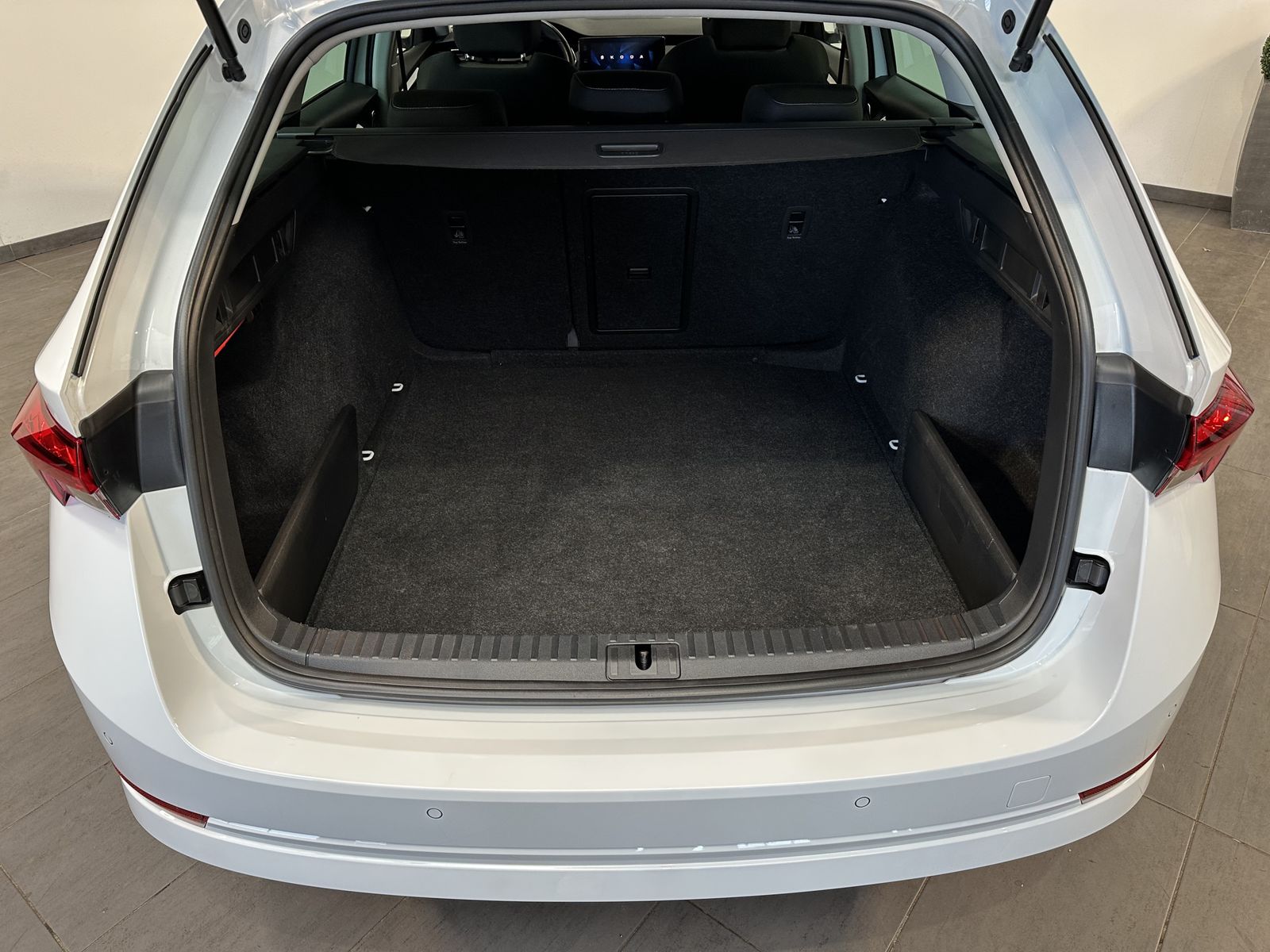 Fahrzeugabbildung SKODA Octavia Combi 2.0 TDI DSG Ambition NAV+LED+VCOCK