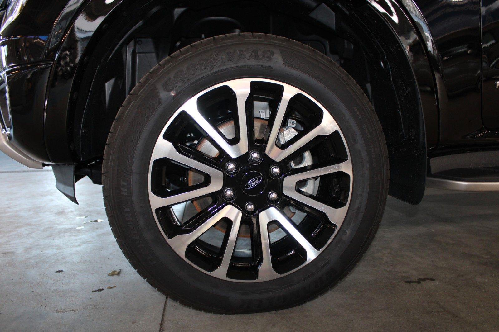 Fahrzeugabbildung Ford Ranger Platinum Automatik LEDER B&O ROLLO AHK