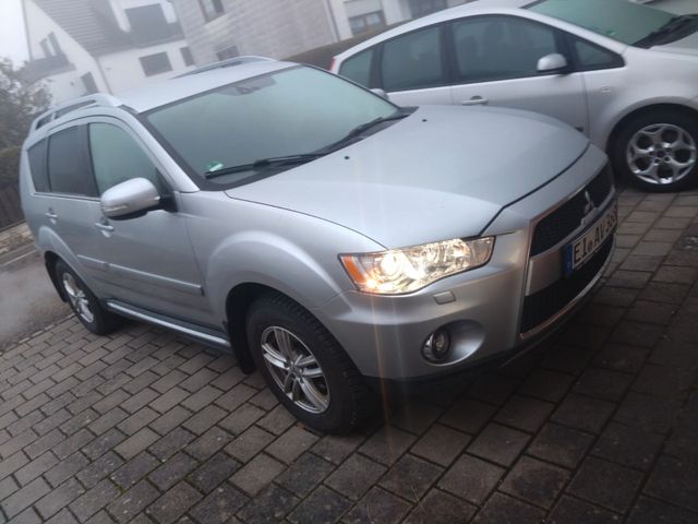 Mitsubishi Outlander 2.2 DI-D Instyle 4WD TC-SST 7 Sitzer