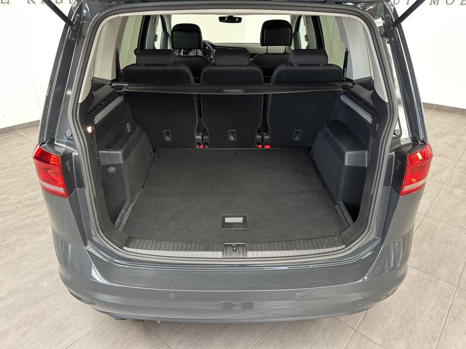 Fahrzeugabbildung Volkswagen Touran 2.0 TDI Highline NAV+LED+ACC+FAMILY-PAKET