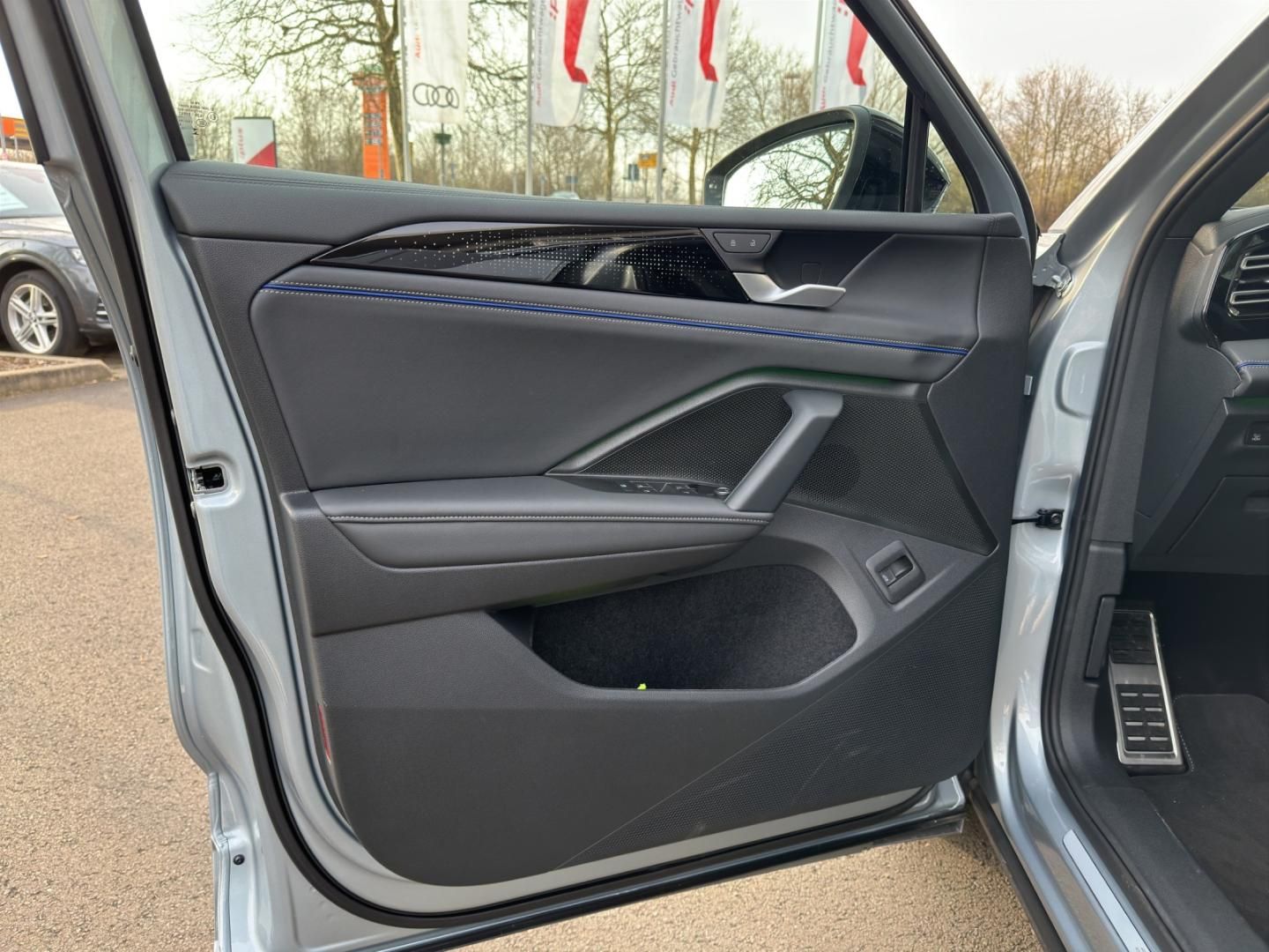 Fahrzeugabbildung Volkswagen Tiguan R-Line R-Line,AHK,Pano-Dach,Soundsystem,M
