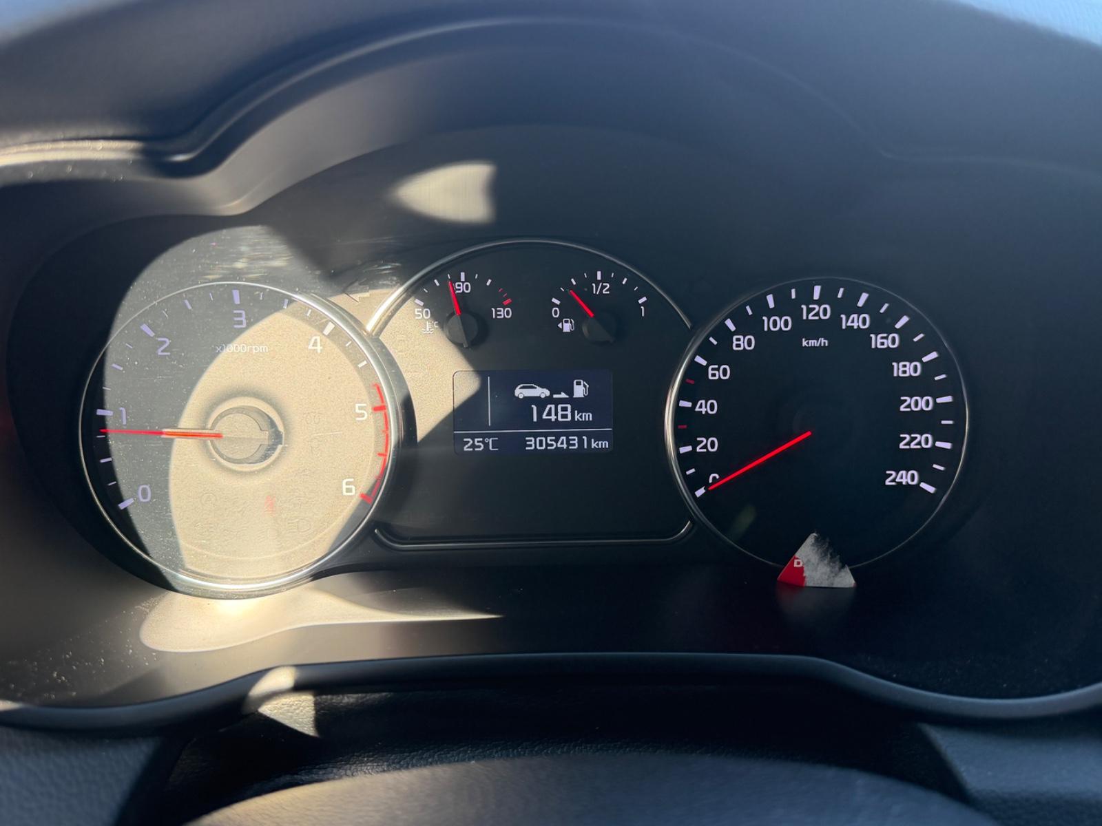 Kia Carens 2015 — photo 10