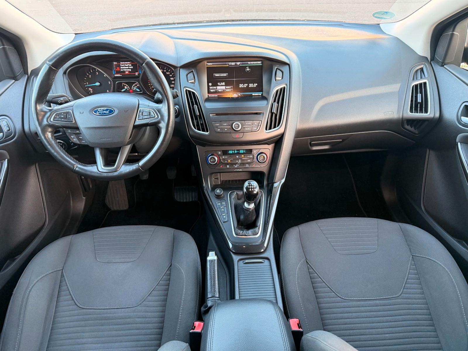 Ford Focus 2015 — photo 12