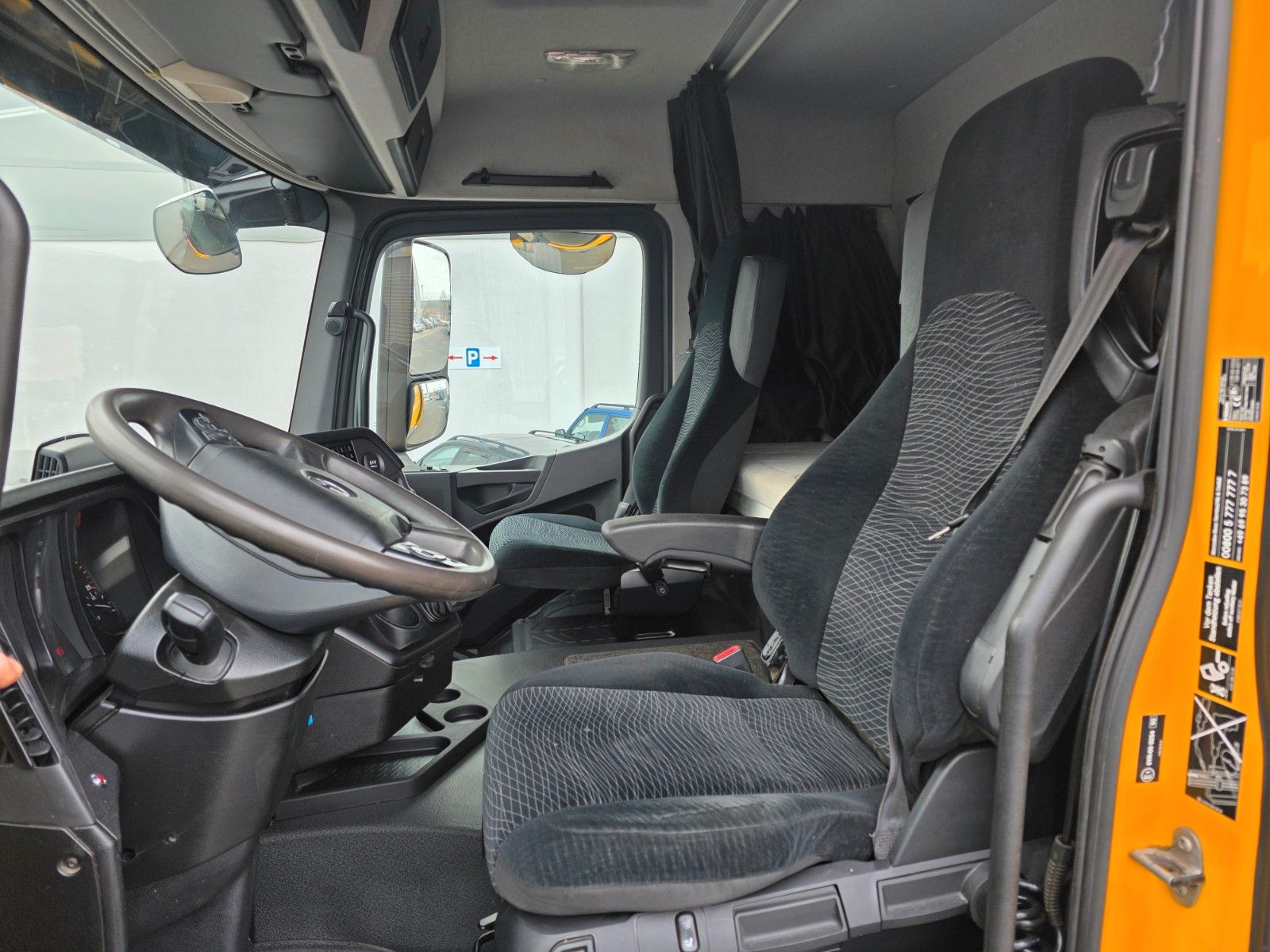Fahrzeugabbildung Mercedes-Benz Arocs 2545 L 6x2 HMF 2110L Zange Retarder