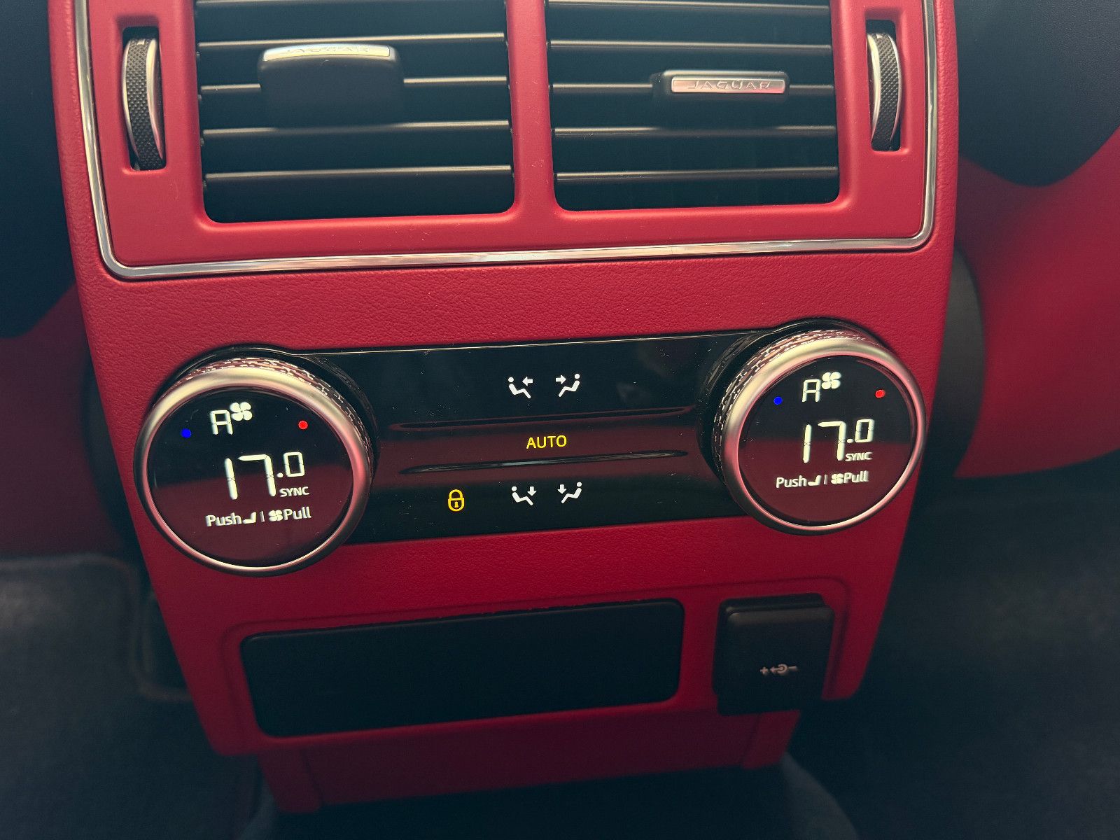 Fahrzeugabbildung Jaguar F-PACE SVR /PANO/MERIDIAN/HUD/360°KAM/MEMORY