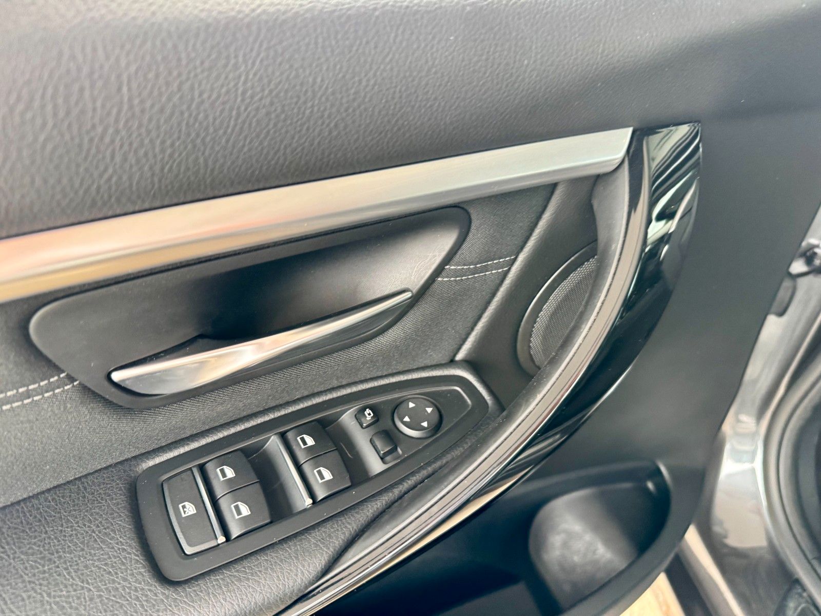 Fahrzeugabbildung BMW 320 i Touring Sport Line Autom. Navi/LED/53 Tkm