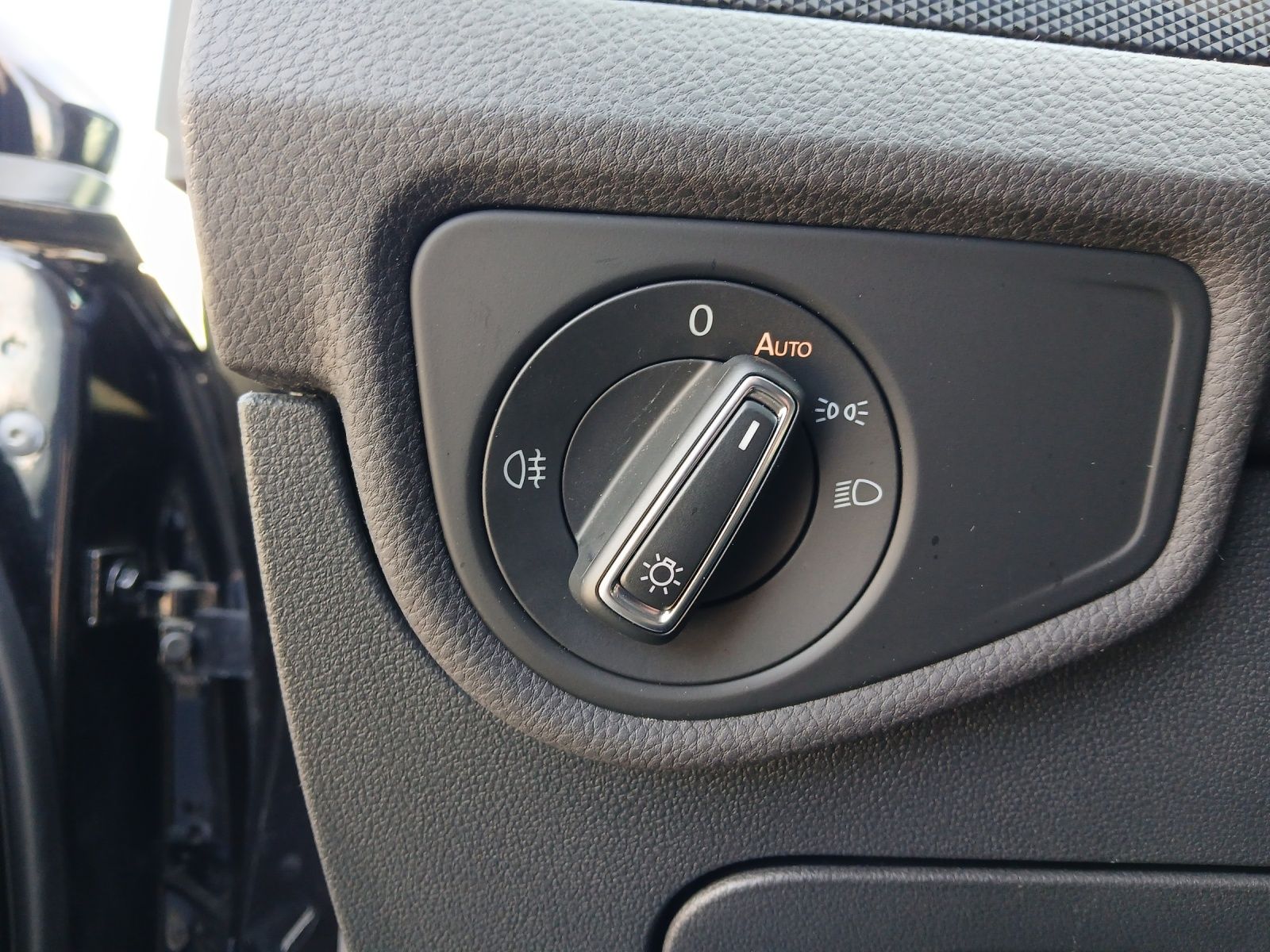 Fahrzeugabbildung Volkswagen Touran TSI United 7-Si Navi PDC SH LM