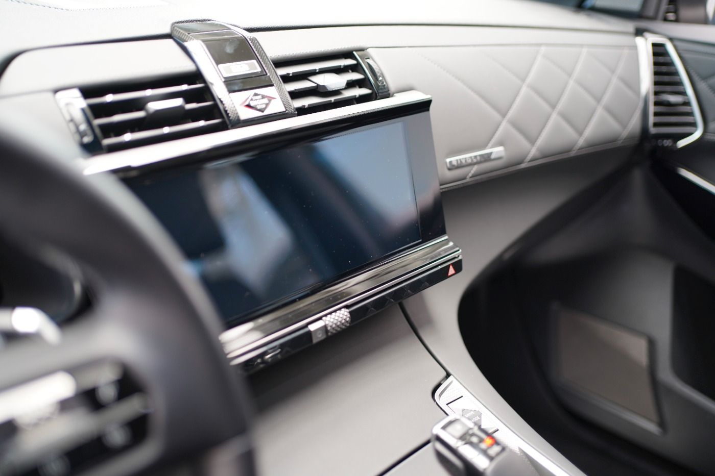 Fahrzeugabbildung DS Automobiles DS7 Crossback E-Tense 4x4 300 Rivoli Automatik