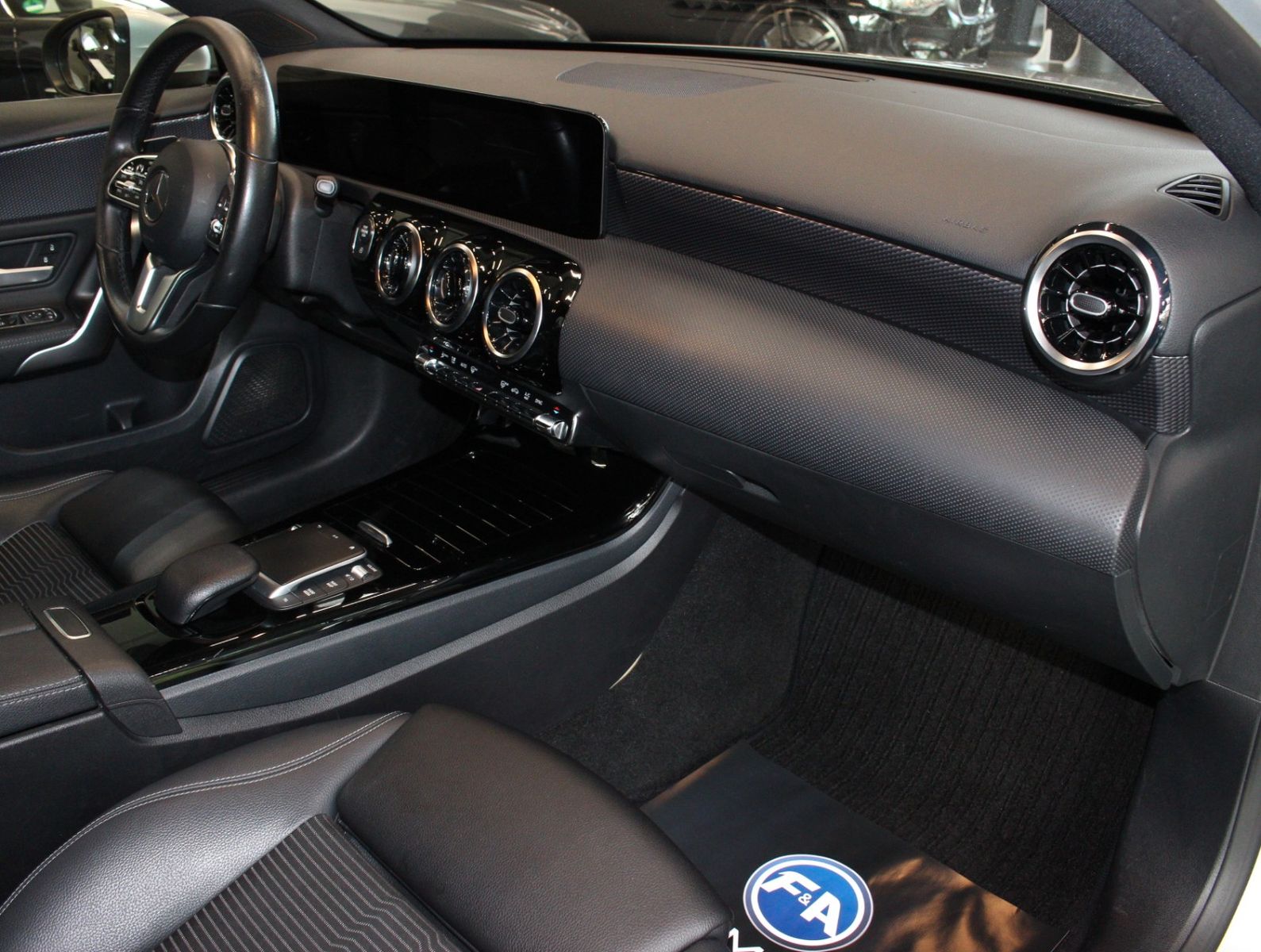 Fahrzeugabbildung Mercedes-Benz A 200 d Progressive Carbon+Wdescreen+Navi+Kamera