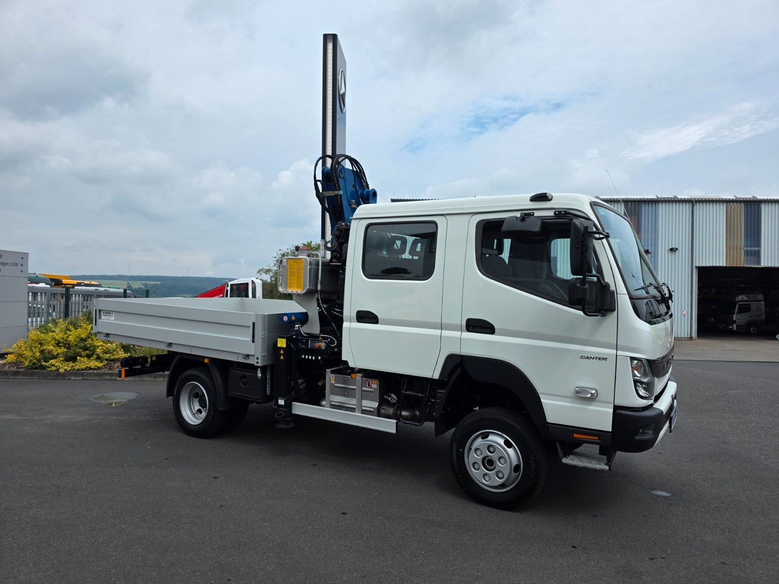 Fahrzeugabbildung Mitsubishi Fuso Canter 6C18D DoKa 4x4 Kran Atlas 65.2 - A2