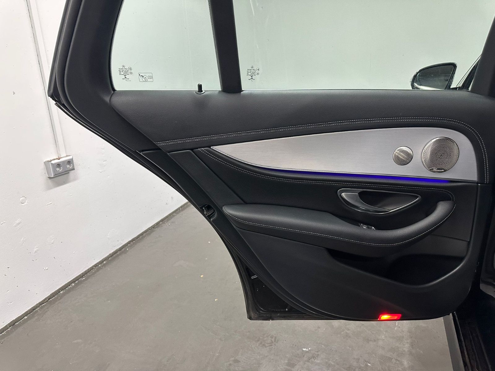 Fahrzeugabbildung Mercedes-Benz E 300 d 4MATIC T Autom * AMG-LINE*NAVI*AMBIL*