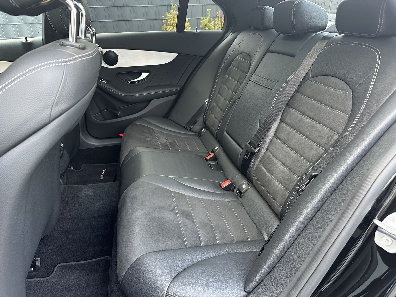 Fahrzeugabbildung Mercedes-Benz C 300e Limousine AMG-Line NAV+LED+PANO+AHK+ACC