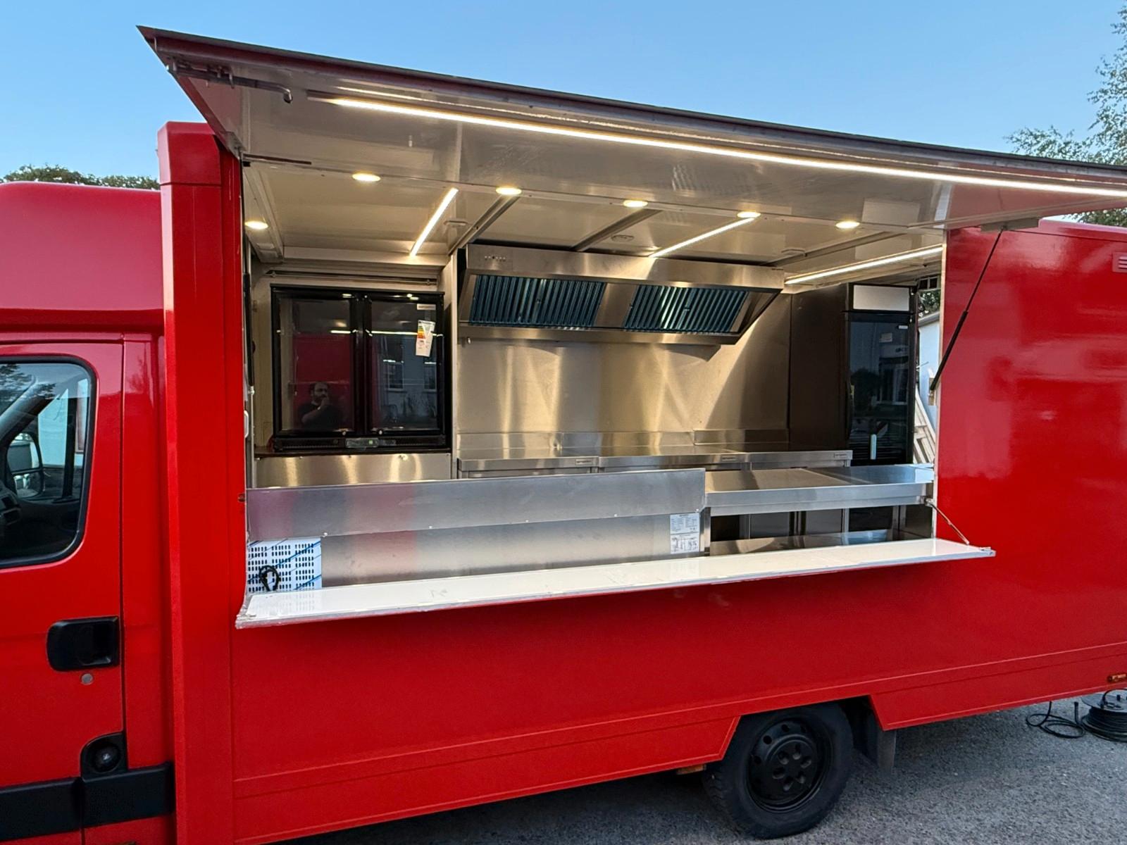Iveco Foodtruck/ Imbisswagen - komplett ausgestattet