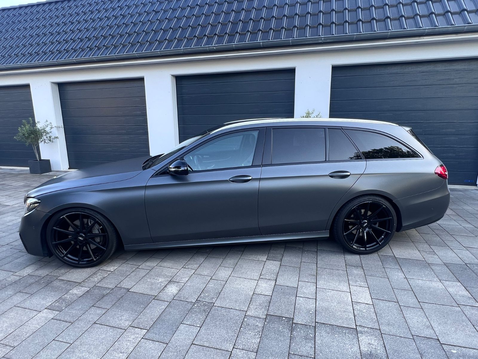 MERCEDES-BENZ E 220 d AMG Line | Service neu | Garantie | AHK 