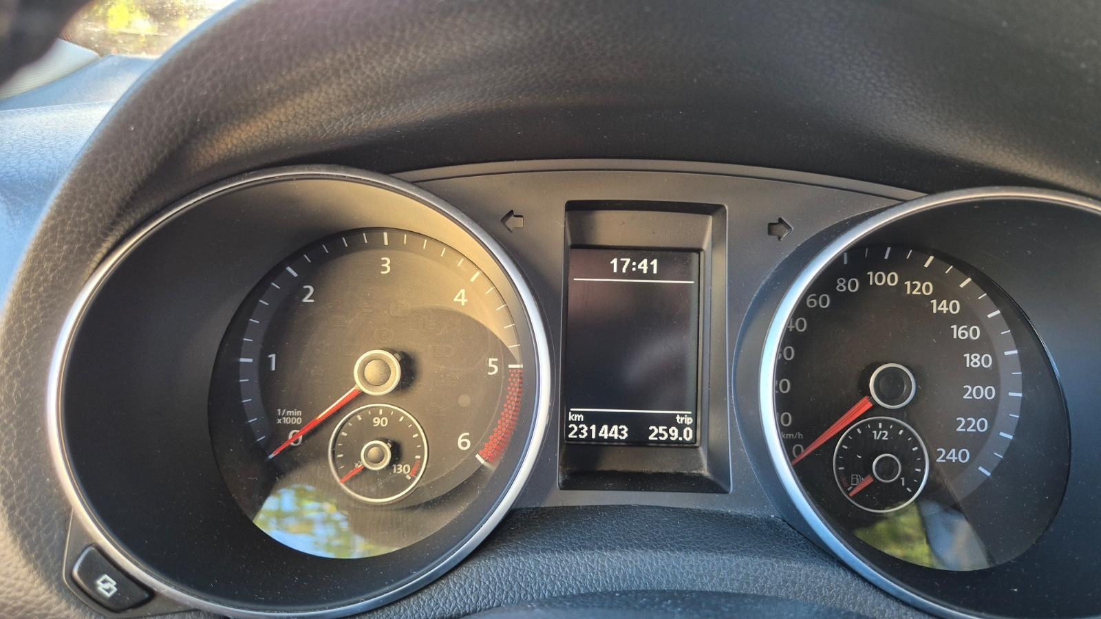 Volkswagen Golf 2011 — engine 1.598 cm³, 105 HP (77kW)